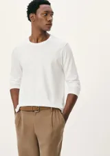 Remera de manga larga con cuello redondo a la base, de corte clásico y diseño liso.