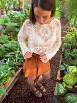 Minifalda marrón de cuero gamuzado con lazo en la cintura.