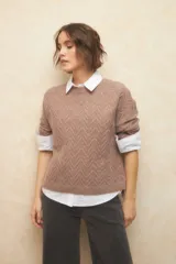 Sweater gris de punto con diseño tramado.