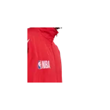 Campera deportiva Balenciaga roja con cierre frontal, cuello alto y detalles en blanco en las mangas. Presenta logotipos de la NBA y Balenciaga estampados en el pecho.