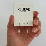 Aros colgantes de plata 925 con cierre tipo argolla y dije rectangular con circonita.