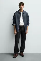 Zapato tipo derby de hombre, color marrón oscuro, fabricado en piel con detalles de picados (brogue) en puntera y laterales. Posee plantilla interior de piel y suela track con ligero tacón.