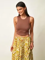 Musculosa crop negro de corte ajustado, con cuello redondo y diseño sin mangas.