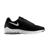 Championes Nike Air Max Invigor, color negro con detalles en blanco, con unidad Air Max visible en el talón y el logo de la marca en el lateral.