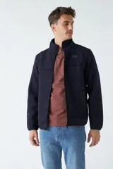Campera azul marino con cuello alto y bolsillos laterales con cierre.