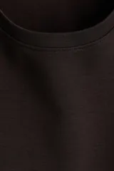 Buzo oversized de punto interlock pesado en color marrón oscuro, con cuello redondo y mangas largas amplias.