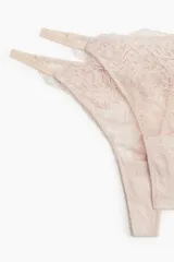 Pack de dos bombachas colaless de tiro bajo, confeccionadas en encaje color beige, con laterales finos y tiras regulables.