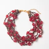 Collar de múltiples hilos con cuentas de resina en color rojo y cilindros de color marrón oscuro, con cierre de mosquetón y cadena de alargue en tono dorado.