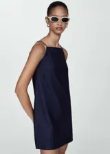 Vestido corto de corte recto y diseño minimalista, confeccionado en tejido mezcla de algodón. Presenta cuello cuadrado y tirantes finos.