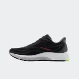 Championes de running New Balance modelo 880v13, color negro con detalles en rojo y verde neón. Presentan entresuela Fresh Foam X para mayor amortiguación y suela de goma NDurance para mayor durabilidad. Confeccionados con parte superior de malla técnica.