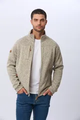 Campera de tejido texturado en color azul, con interior de polar, cuello alto, cierre frontal completo y bolsillo vertical en el pecho con detalle de tirador de cuero sintético.