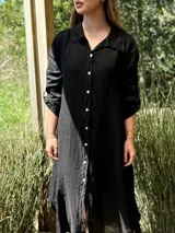 Vestido camisero amplio y largo color marrón chocolate, fabricado en Italia, con botones de nácar, cuello camisero y bolsillos laterales.