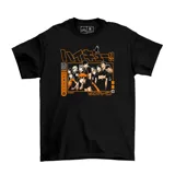 Remera negra de manga corta con estampado frontal inspirado en el anime Haikyu, presentando a los personajes del equipo Karasuno con detalles en color naranja y texto en japonés.