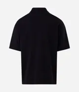 Remera de algodón para hombre con diseño boxy, cuello polo y escote en V. Presenta mangas cortas y estampas localizadas en el frente, incluyendo la frase 'Join the Hype'.