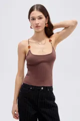 Musculosa de viscosa al cuerpo con cuello redondo y breteles finos decorados con cuentas.