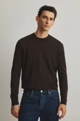 Buzo de punto fino color marrón oscuro, con cuello redondo y remates acanalados en cuello, puños y bajo.