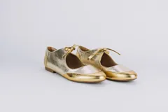 Zapatos tipo ballerina, en cuero metalizado combinado dorado y plateado, con amarre en la capellada.
