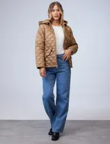Campera capitoneada azul marino con capucha desmontable, cierre metálico central, bolsillos delanteros y avíos metálicos con logo de la marca Michael Kors.