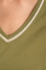 Remera de algodón peinado color blanco, con escote en V y detalles de lurex dorado en el borde del escote. De manga corta y corte ajustado.