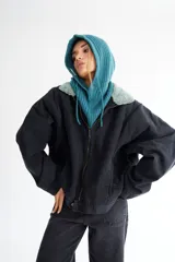 Balaclava de tejido de punto acanalado con diseño envolvente y logo bordado a contratono.