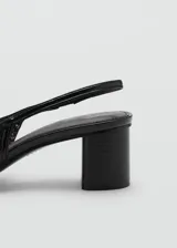 Zapato destalonado de color negro con diseño trenzado, punta redondeada y tacón de bloque.