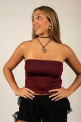 Top strapless de morley color bordó, de corte ajustado y diseño liso.