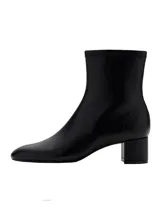 Botines negros de diseño clásico con cierre lateral y punta fina.