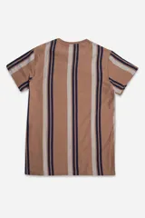 Remera de hombre con diseño de rayas verticales en tonos azul marino y gris, cuello redondo y manga corta. Presenta un pequeño logo bordado en el pecho.