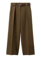 Pantalón de vestir verde militar de corte recto y holgado, tiro medio y diseño clásico con pinzas frontales.