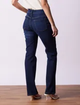 Jean bootcut de tiro alto, marca Baccini. Modelo de pierna recta y terminación bootcut. Pretina con pasadores, botón y cierre. Delantera y trasera con bolsillos.
