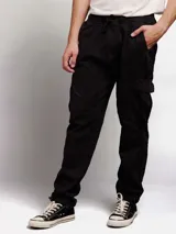 Pantalon tipo jogger cargo de color negro, con cintura elástica con cordón ajustable, bolsillos laterales con solapa y puños elásticos en los tobillos.