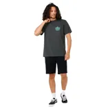 Remera negra de manga corta con estampado pequeño en el pecho.