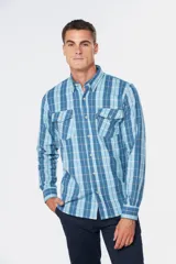 Camisa de franela a cuadros azul y blanco, de manga larga, con dos bolsillos frontales con solapa abotonada.