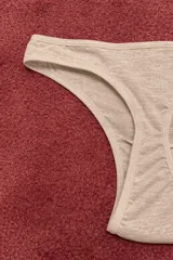 Bombacha tipo vedetina less de algodón, con diseño de tiro alto y calce que estiliza la figura.