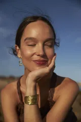 Aros colgantes con diseño orgánico inspirado en corales naturales, con acabado metálico brillante y cierre de perno con mariposa.