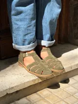 Sandalias cangrejeras de gamuza color verde militar, con diseño de tiras cruzadas, puntera cerrada y tira ajustable con hebilla en el tobillo.