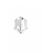 Anillo plateado con forma de mantarraya.