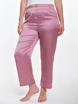 Pantalón de pijama de satén con caída fluida, corte recto y cintura elástica. Presenta un acabado suave y sedoso al tacto.