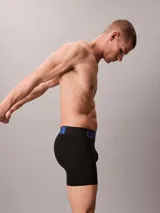 Pack de tres bóxers negros Calvin Klein de microfibra con cinturilla elástica con el logo de la marca en blanco, gris y azul.