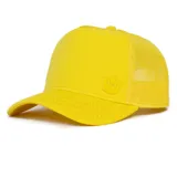 Gorra trucker amarilla con paneles frontales rígidos, visera curva y paneles traseros de malla. Presenta un parche con el logo de la marca en el panel frontal.