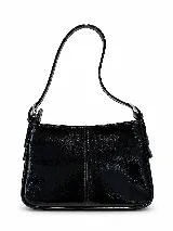 Cartera de cuero vacuno en color marrón, de diseño compacto, líneas simples y formato estructurado. Cuenta con correa corta ajustable para llevar al hombro y cierre superior.