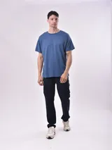 Remera de manga corta, cuello redondo y calce regular, color negro.