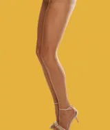 Medias de lycra color piel, ultratransparentes, con puntera reforzada y leve brillo.