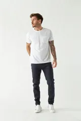 Remera de hombre color ladrillo, lisa, de corte regular, con bolsillo en el pecho, manga corta y cuello redondo. Confeccionada en algodón.