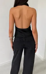 Top negro de satén con cuello halter drapeado y diseño sin mangas.