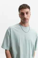 Remera de manga corta color verde menta, con escote redondo y corte oversize.