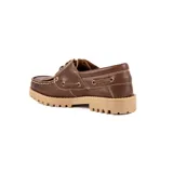 Mocasín tipo náutico color marrón chocolate, confeccionado en cuero vacuno. Presenta detalle de flecos en el empeine, cordones frontales y suela track de goma en color beige.