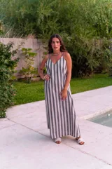 Vestido azul eléctrico de muselina con tirantes finos y escote en V. Corte suelto y largo midi.