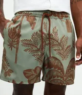 Bermuda de baño masculina confeccionada en microfibra, con estampado de palmeras y trancadero. Presenta cintura elástica con lazo de ajuste, bolsillos laterales y forro interno de malla.