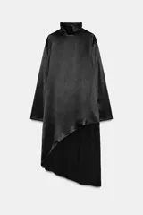 Blusa de Zara Woman Collection confeccionada en viscosa, con cuello alto, manga larga y diseño asimétrico en el bajo. Presenta un acabado satinado y cierre en la espalda.